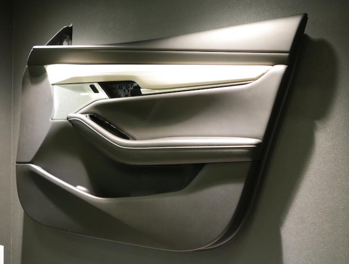 新型マツダ３のドアトリムの質感を実現する凹引き高精細表皮＋NPM技術：南条装備