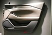新型マツダ３のドアトリムの質感を実現する凹引き高精細表皮＋NPM技術：南条装備
