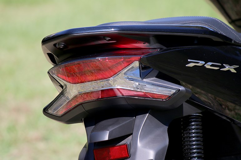 売れてるホンダ Pcx 試乗 250ccクラスのような存在感と安定した走りを持つがメットインは要チェック Carview 2ページ目 自動車情報サイト 新車 中古車 Carview
