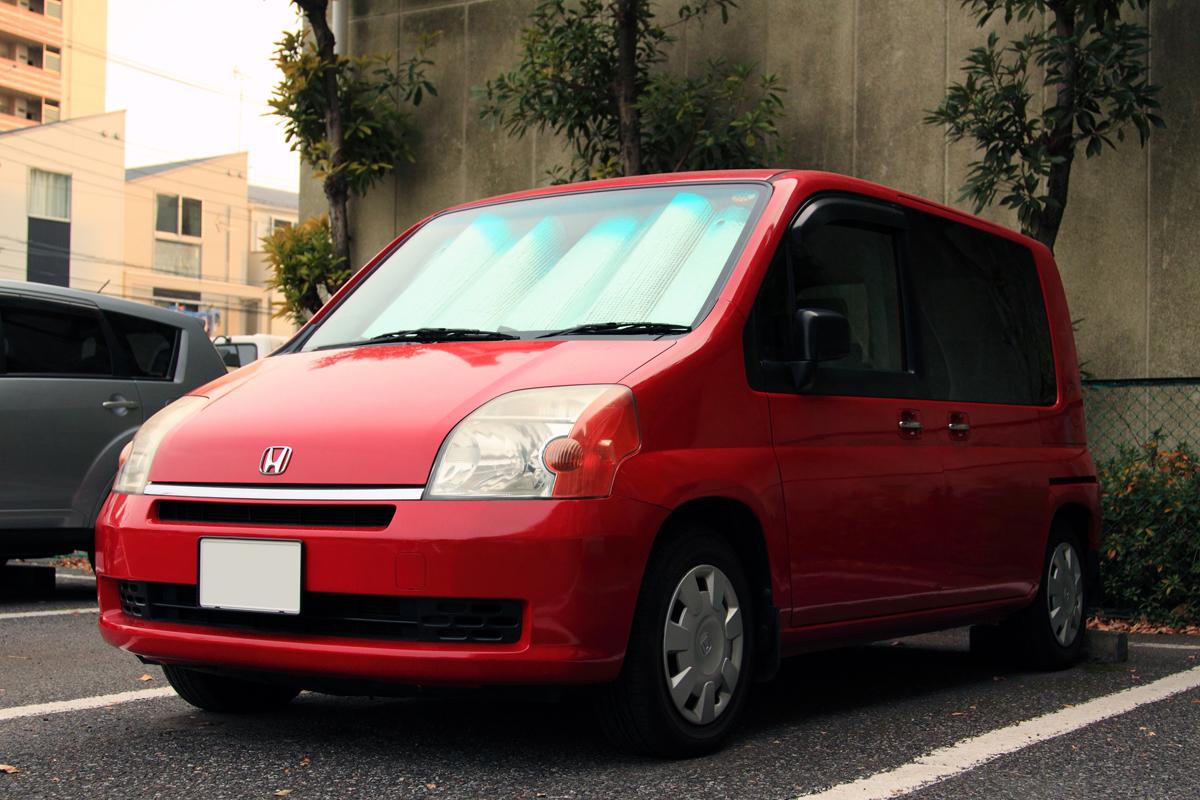 夏に多いクルマのサンシェード フロントだけ日光を遮る意味はあるのか Web Cartop 自動車情報サイト 新車 中古車 Carview
