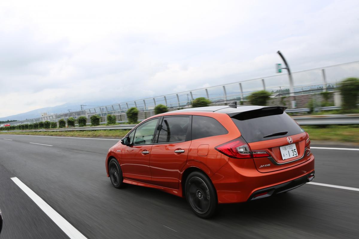 試乗 広々ラゲッジはペットも大満足 骨太な走りを見せるホンダ ジェイド ハイブリッドrs Web Cartop の写真 自動車情報サイト 新車 中古車 Carview