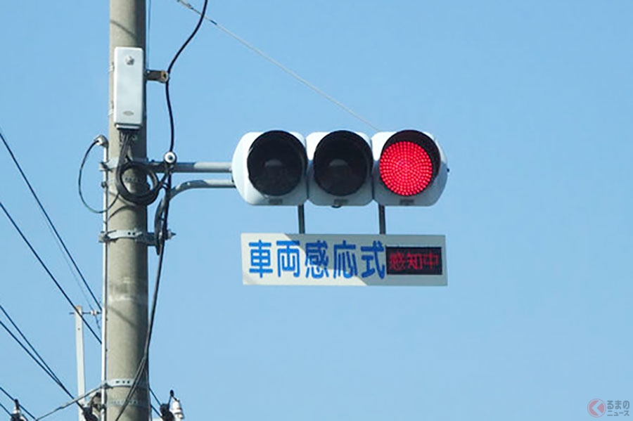 感応式信号は何に反応しているのか　なかなか青にならないときは交差点上空に注目!?