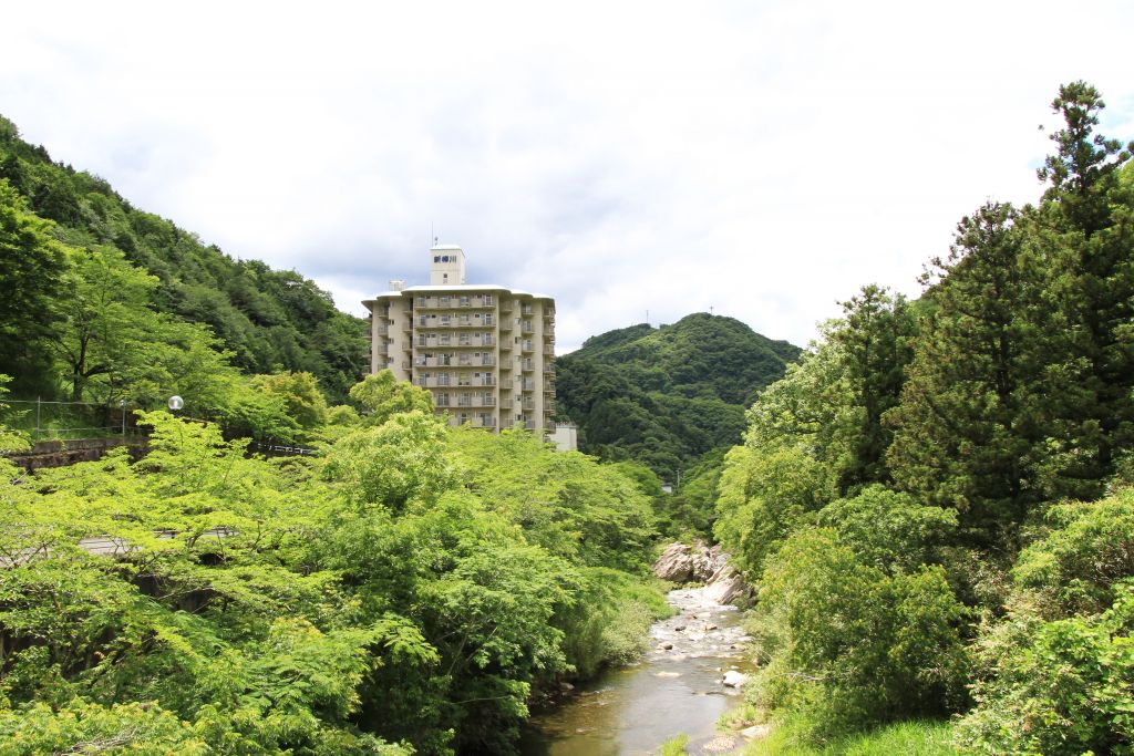 香川・塩江温泉郷をめざして温泉ドライブ。緑と渓流のなかに佇む「新樺川観光ホテル」で極上の美肌湯を楽しむ