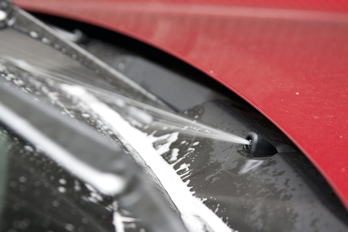 安易な補充はng クルマのウォッシャー液タンクに 水 を入れてはいけないワケ Web Cartop 自動車情報サイト 新車 中古車 Carview