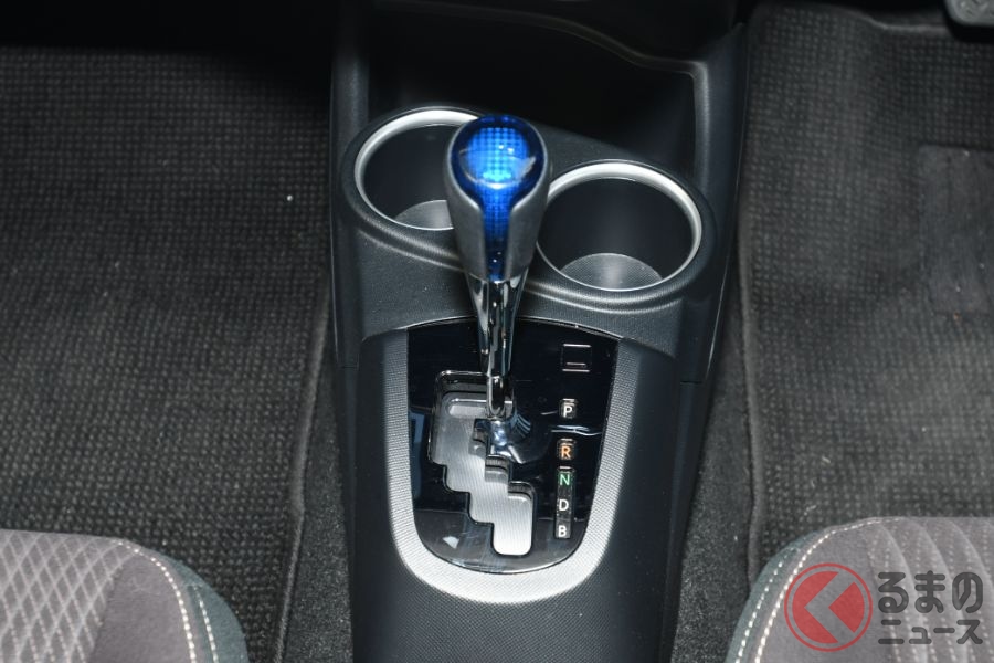 なぜ必要 シフトロック解除ボタン アクアにあってプリウスはない 設置の意味とは くるまのニュース 自動車情報サイト 新車 中古車 Carview