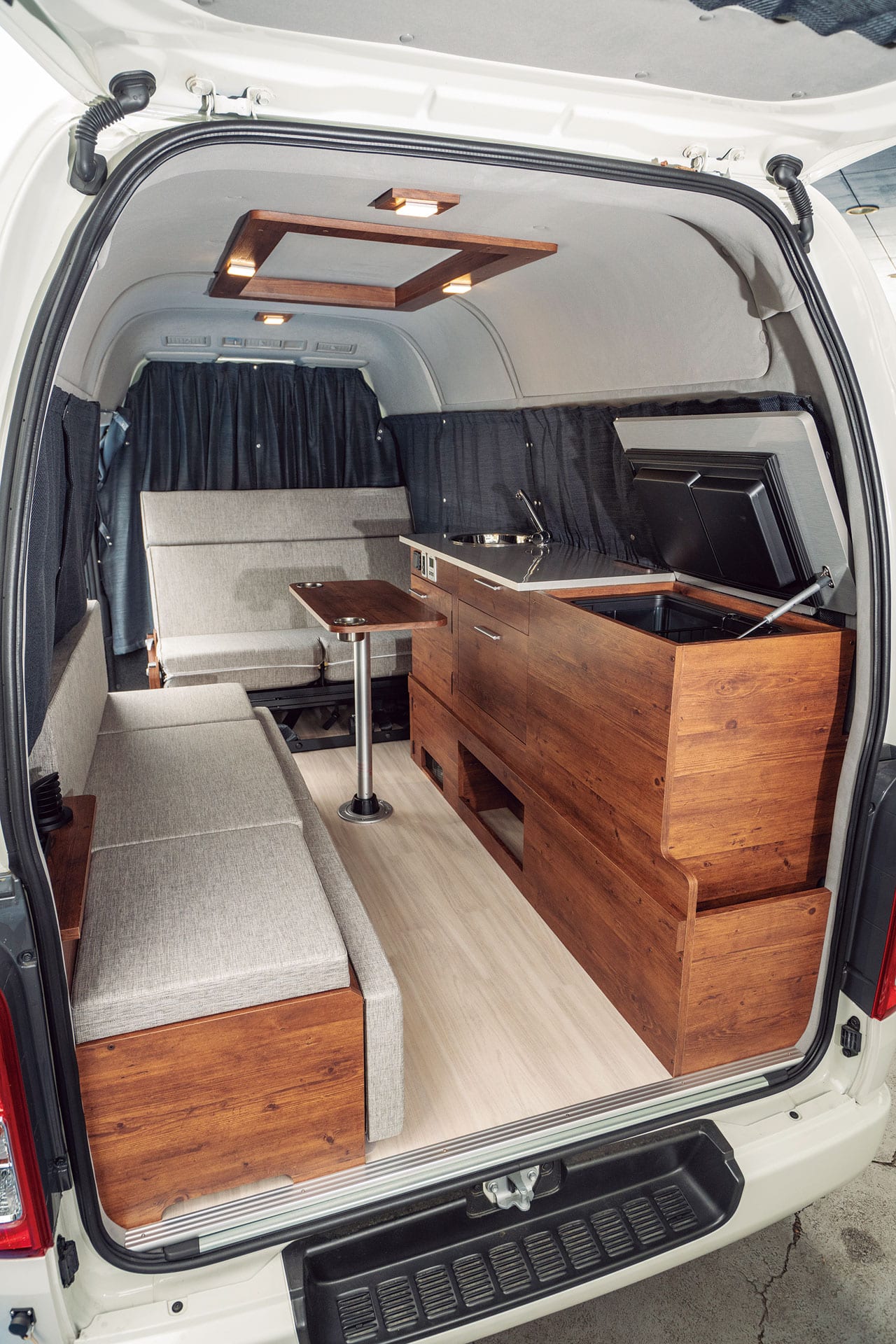車内とは思えないほどオシャレなくつろぎ空間がココに ハイエース 車中泊 コンプリートカー スタイルワゴン ドレスアップナビ の写真 11ページ目 自動車情報サイト 新車 中古車 Carview