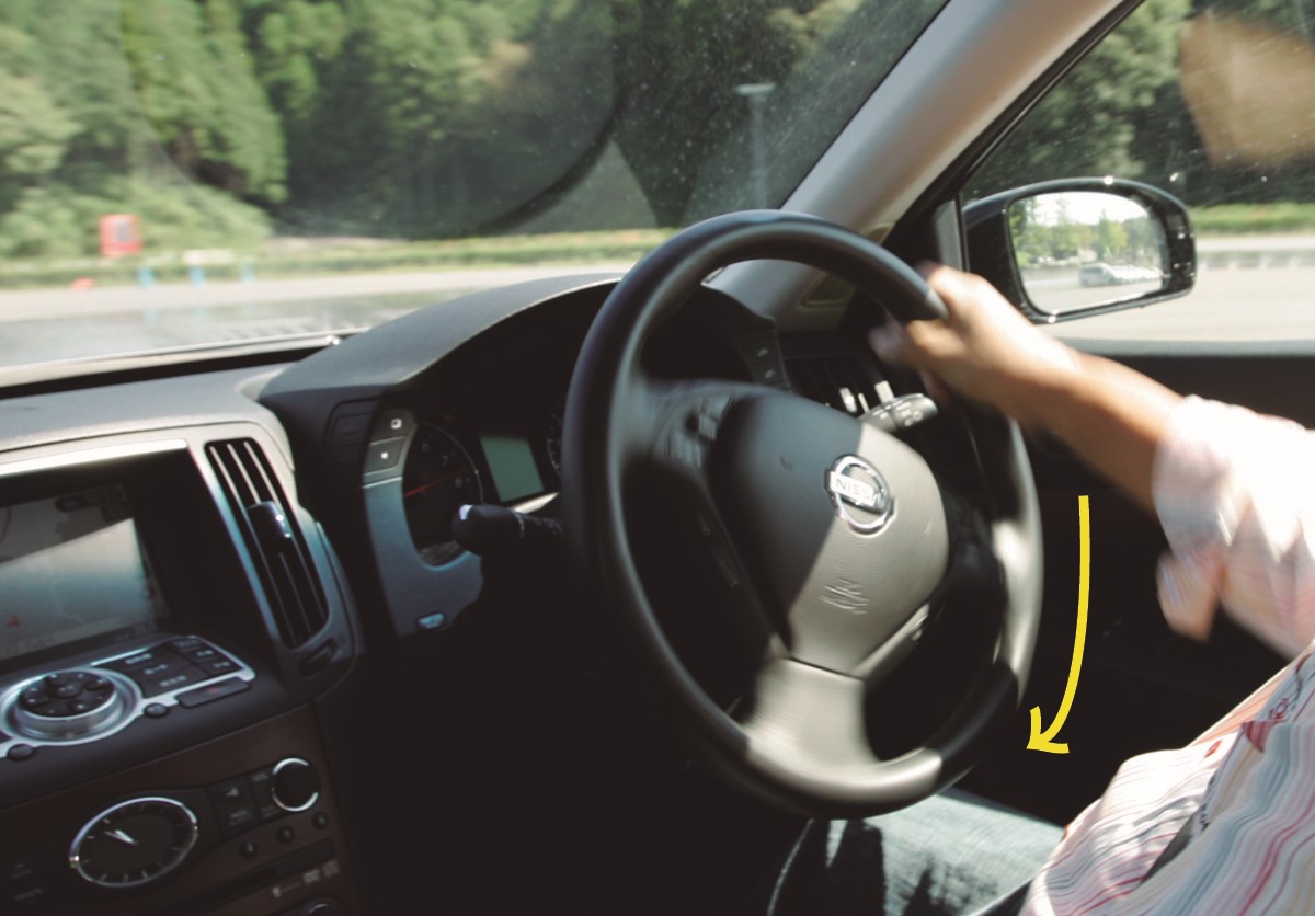 今さら聞けない ハンドルの正しい切り方は 押す 引く どっち Web Cartop 自動車情報サイト 新車 中古車 Carview