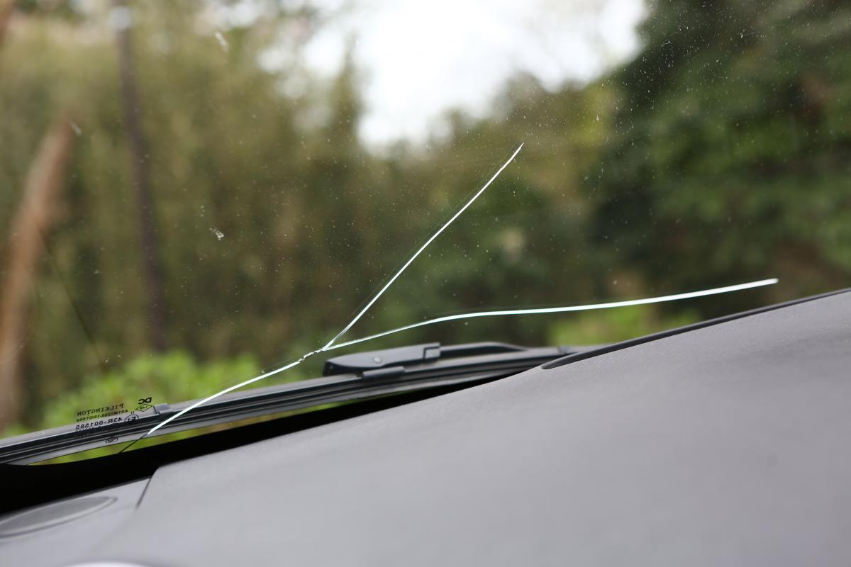 飛び石でガラスにヒビが入ったときに必要な応急処置とは Web Cartop の写真 自動車情報サイト 新車 中古車 Carview