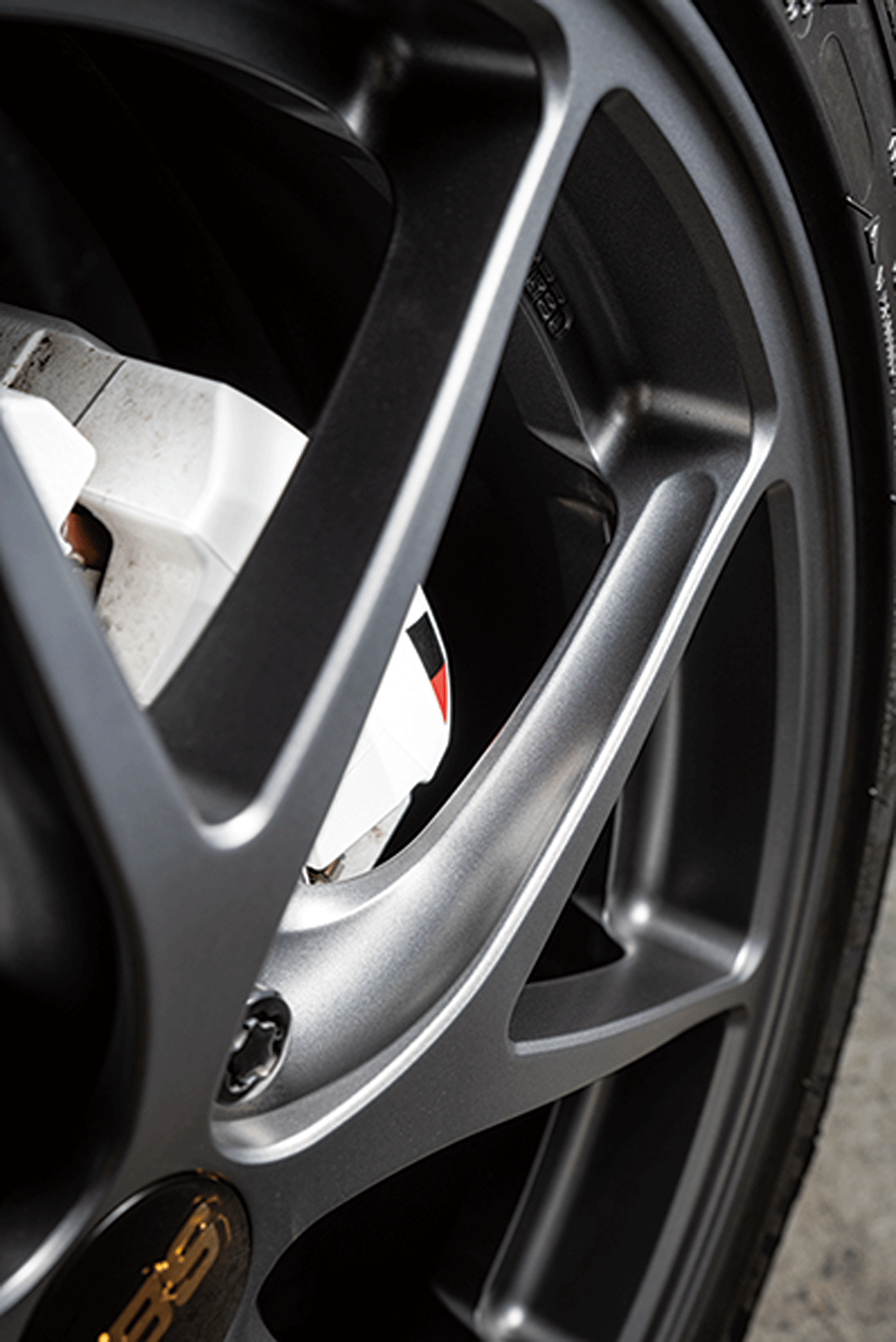 トヨタ・プリウスPHV、機能を徹底追求した SUPER GT 直系モデル｜BBS JAPAN RI-A