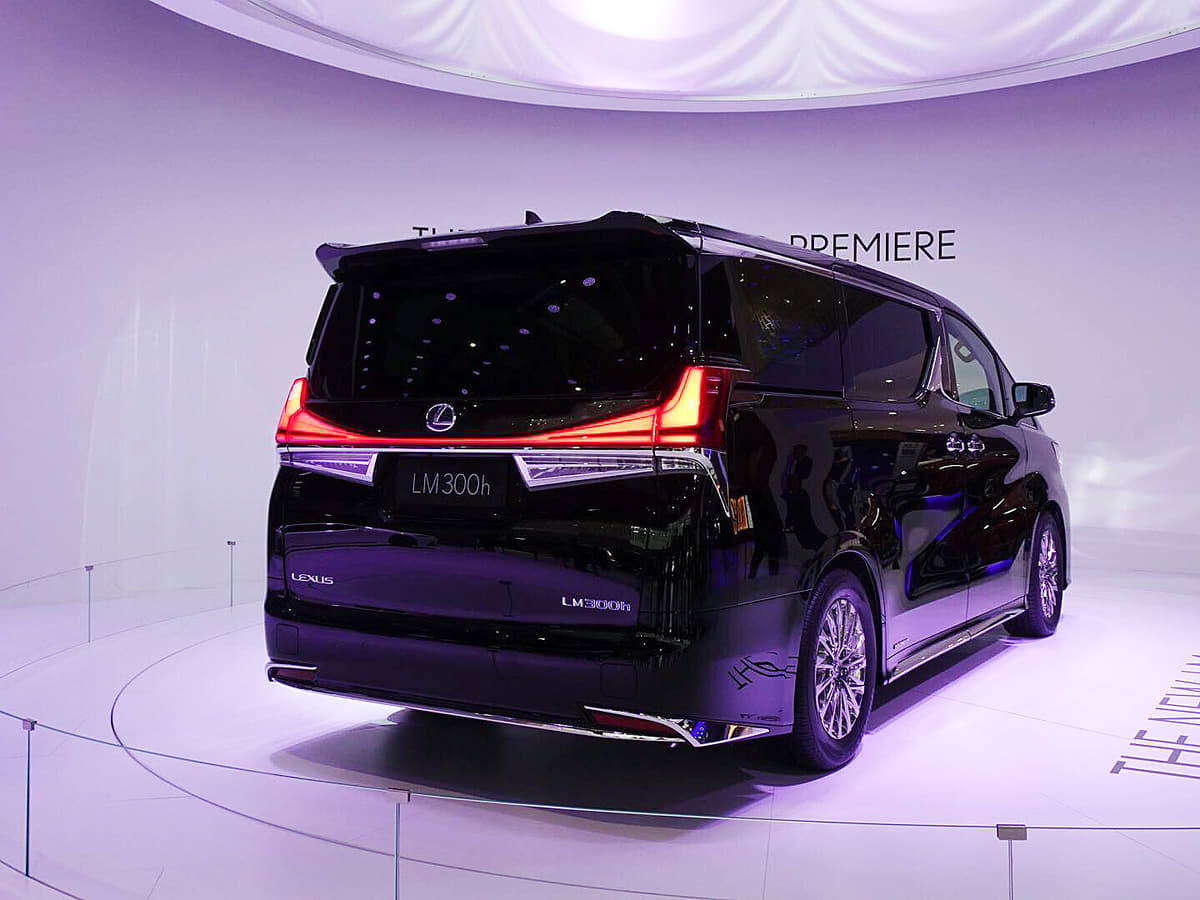 レクサス初のミニバン Lm は1000万円超 究極のおもてなしをする4人乗り仕様を設定 Auto Messe Web 自動車情報サイト 新車 中古 車 Carview