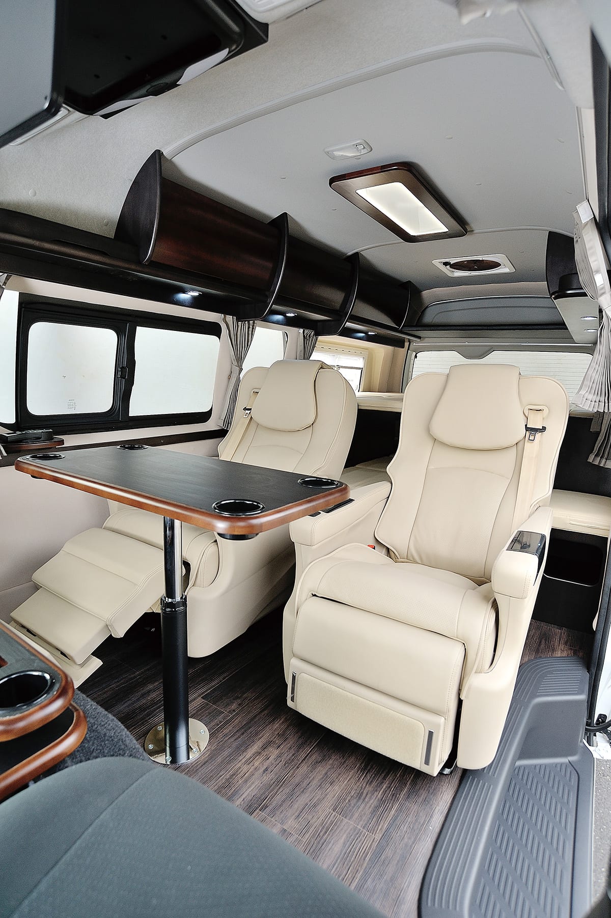 広さ 豪華さに敵なし 車中泊が楽しくなる４人乗りの8ナンバーコンプリートカー Auto Messe Web の写真 自動車情報サイト 新車 中古車 Carview