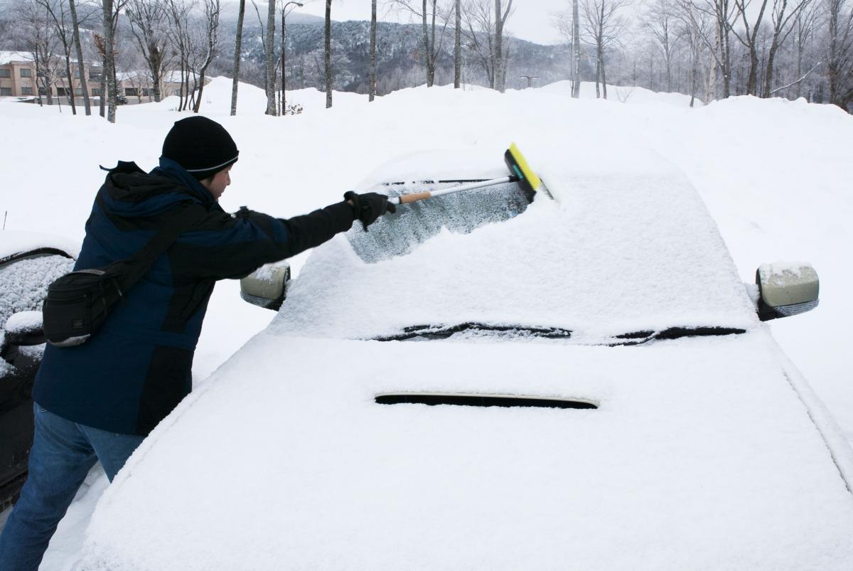 エアコンや熱湯で溶かすのはng フロントガラスに積もった雪を効率よく除去する方法とは Web Cartop 自動車情報サイト 新車 中古車 Carview