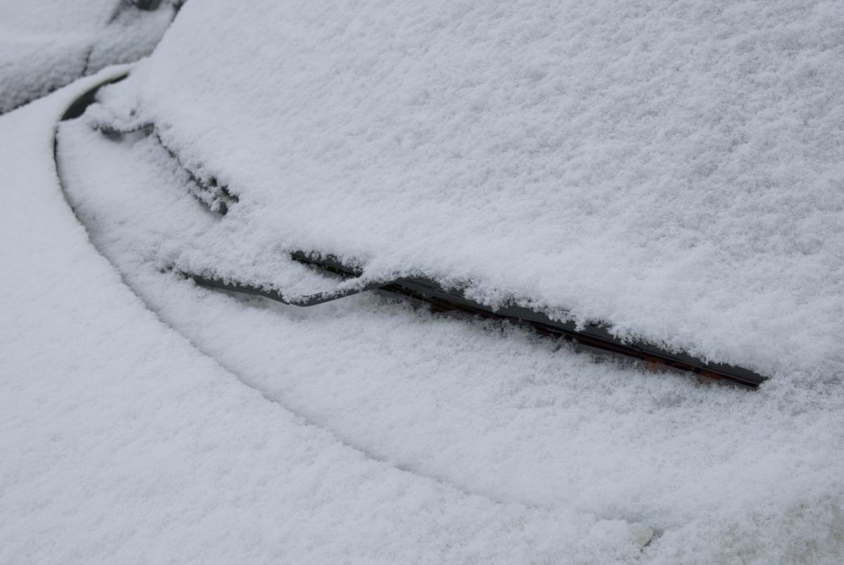 エアコンや熱湯で溶かすのはng フロントガラスに積もった雪を効率よく除去する方法とは Web Cartop 自動車情報サイト 新車 中古車 Carview