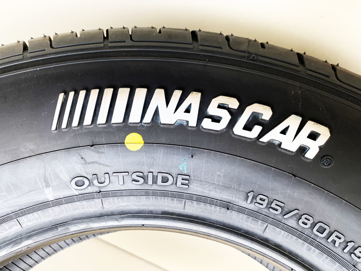 新品タイヤにある赤や黄色のマークやヒゲの意味は 明日から使えるムダ知識 Auto Messe Web 自動車情報サイト 新車 中古車 Carview