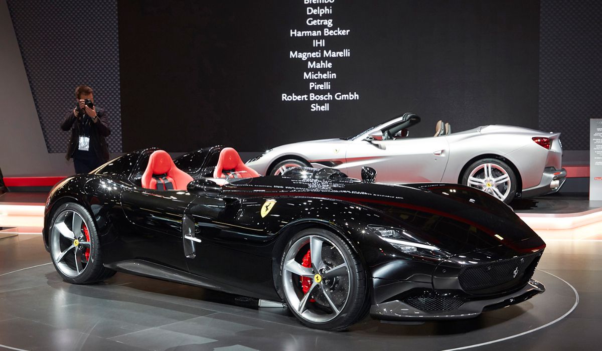 100万ドルのフェラーリは古くて新しい フェラーリ新型モンツァsp1 Sp２登場 パリサロン速報 Gq Japan の写真 自動車情報サイト 新車 中古車 Carview