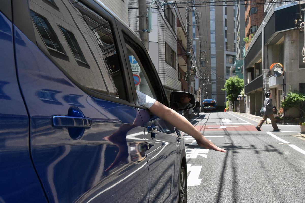 球切れのときに合図を出さないと減点や高額罰金 クルマの正しい 手信号 とは Web Cartop 自動車情報サイト 新車 中古車 Carview