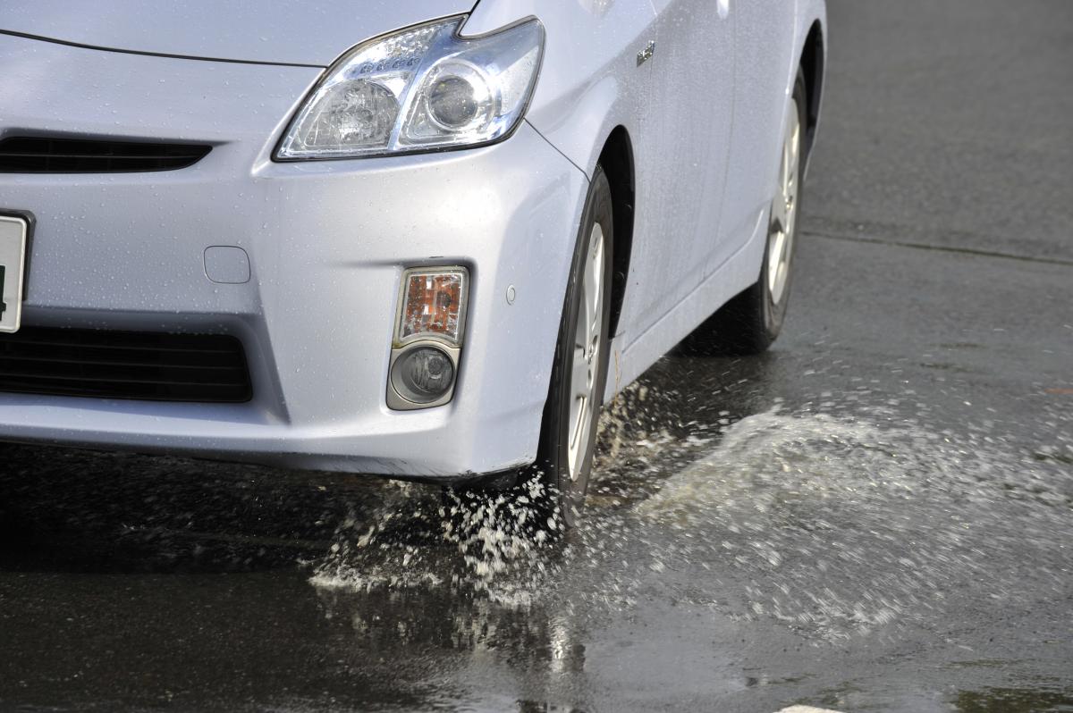 雨天時にクルマで走る時にできるだけ水たまりを避けるべき3つの理由 Web Cartop 自動車情報サイト 新車 中古車 Carview