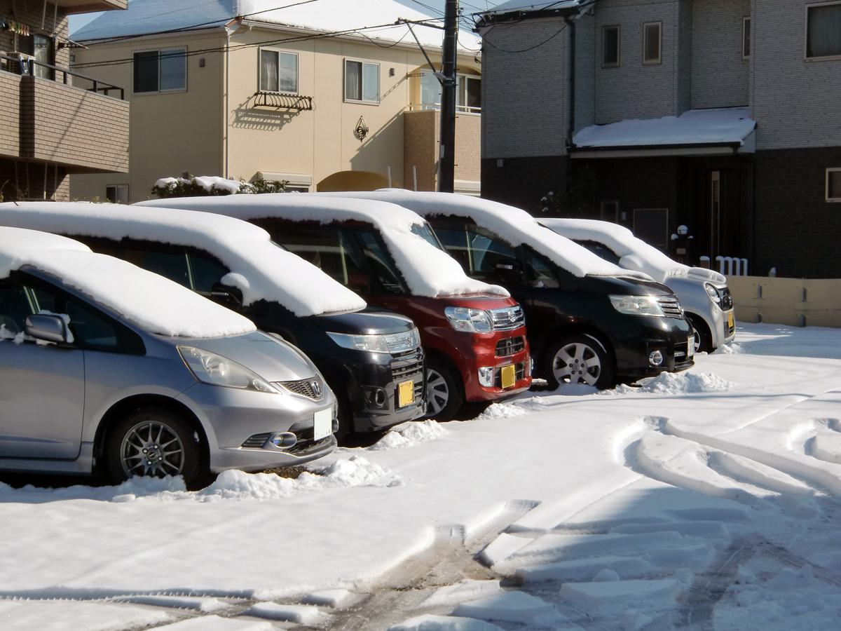 慣れない降雪でパニックにならないために！　誰でもできるクルマの雪対策４選