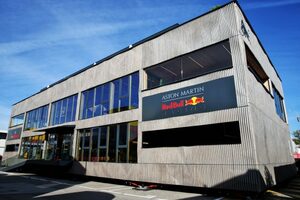 SNS特集F1スペインGP：レッドブルの新モーターホーム“ホルツハウス”内部を疑似体験。ネイマールやマルケスなど豪華ゲストが来場
