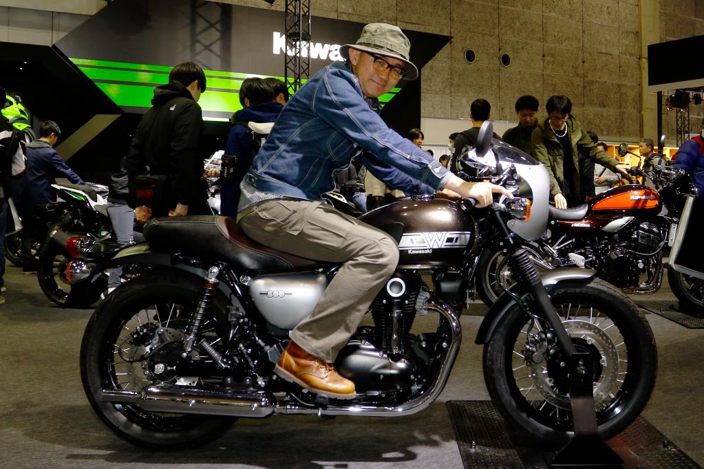 カワサキW800 STREET/CAFEのライポジが気になる……またがってみた!! 大阪モーターサイクルショー2019