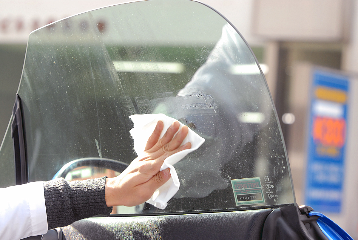 意外と知らない フロントガラスの曇りを取り除く方法とは Web Cartop 自動車情報サイト 新車 中古車 Carview