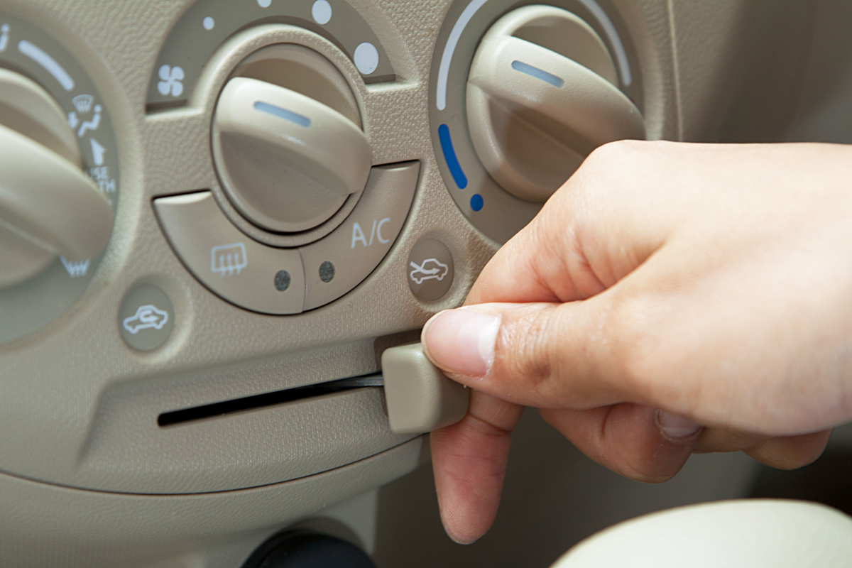 意外と知らない フロントガラスの曇りを取り除く方法とは Web Cartop 自動車情報サイト 新車 中古車 Carview