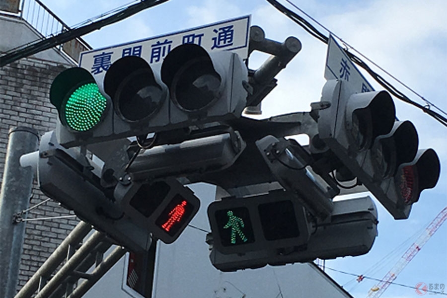 街中に3色の光を放つ「UFO」出現！ 激レア信号機が設置された