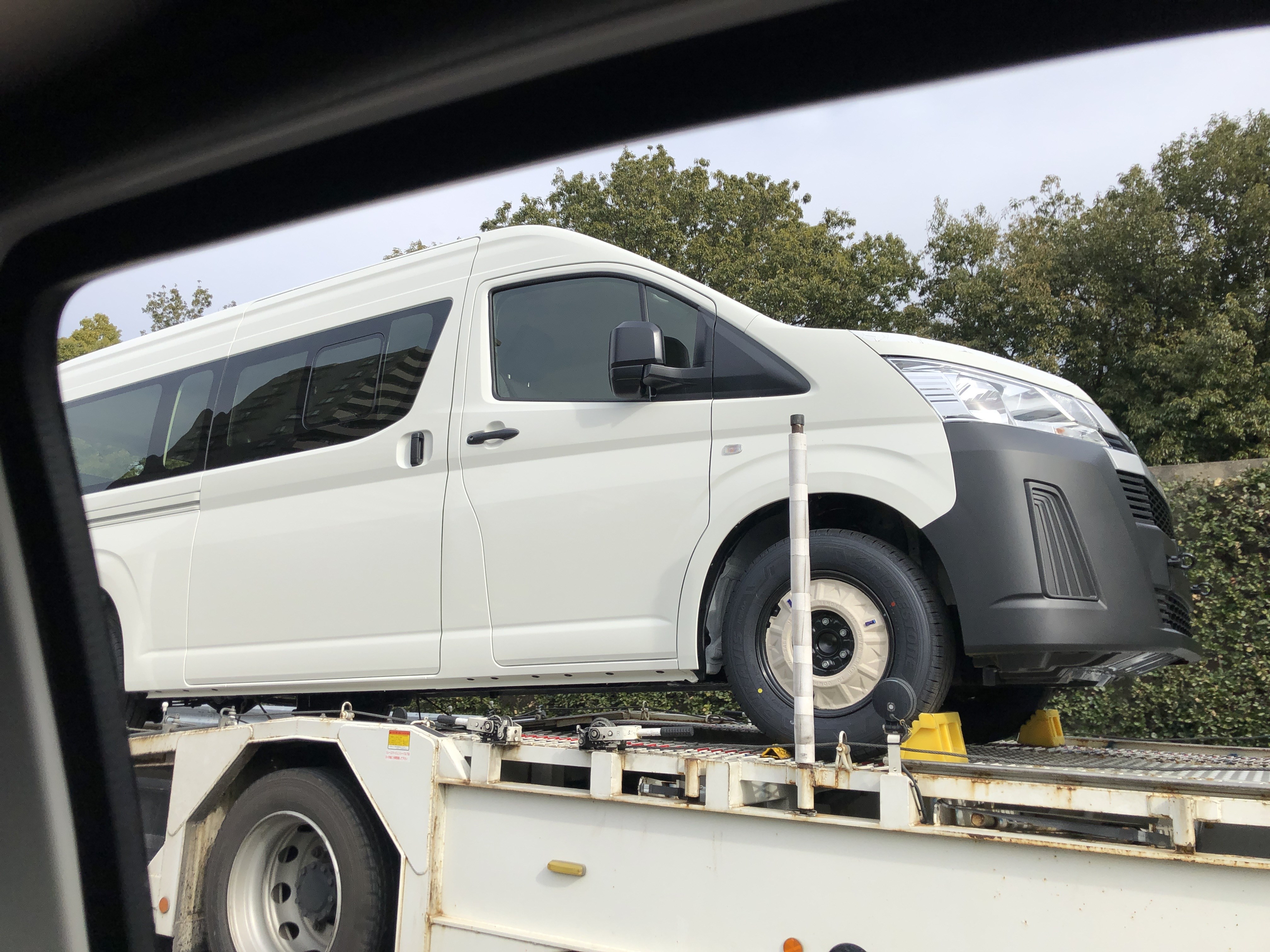 輸送中のトヨタ新型ハイエースを東名高速で目撃 いったいなぜ国内に Carview 自動車情報サイト 新車 中古車 Carview