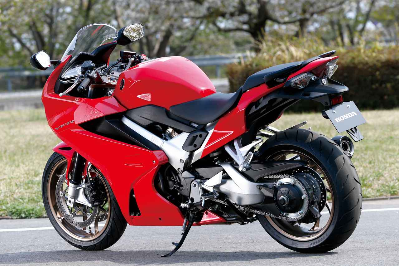 Honda Vfr800f 試乗インプレ 14 19モデルは往年の名車を連想させる インターセプターカラー も登場 Webオートバイ の写真 2ページ目 自動車情報サイト 新車 中古車 Carview