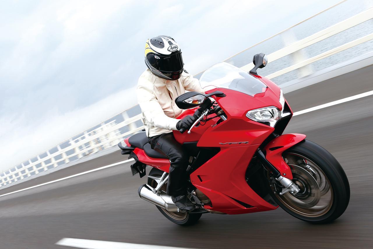 Honda Vfr800f 試乗インプレ 14 19モデルは往年の名車を連想させる インターセプターカラー も登場 Webオートバイ 自動車情報サイト 新車 中古車 Carview