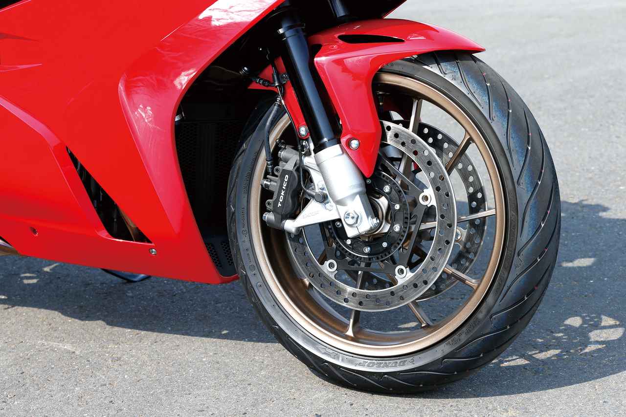 Honda Vfr800f 試乗インプレ 2014 2019モデルは往年の名車を連想させる インターセプターカラー も登場 Webオートバイ の写真 2ページ目 自動車情報サイト 新車 中古車 Carview