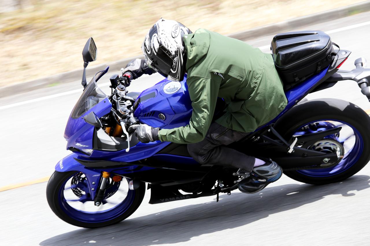スポーツタイプのバイクに荷物を積む方法 ビギナーライダー向け 安全第一の積載テクニックとシートバッグの選び方 Webオートバイ 自動車情報サイト 新車 中古車 Carview