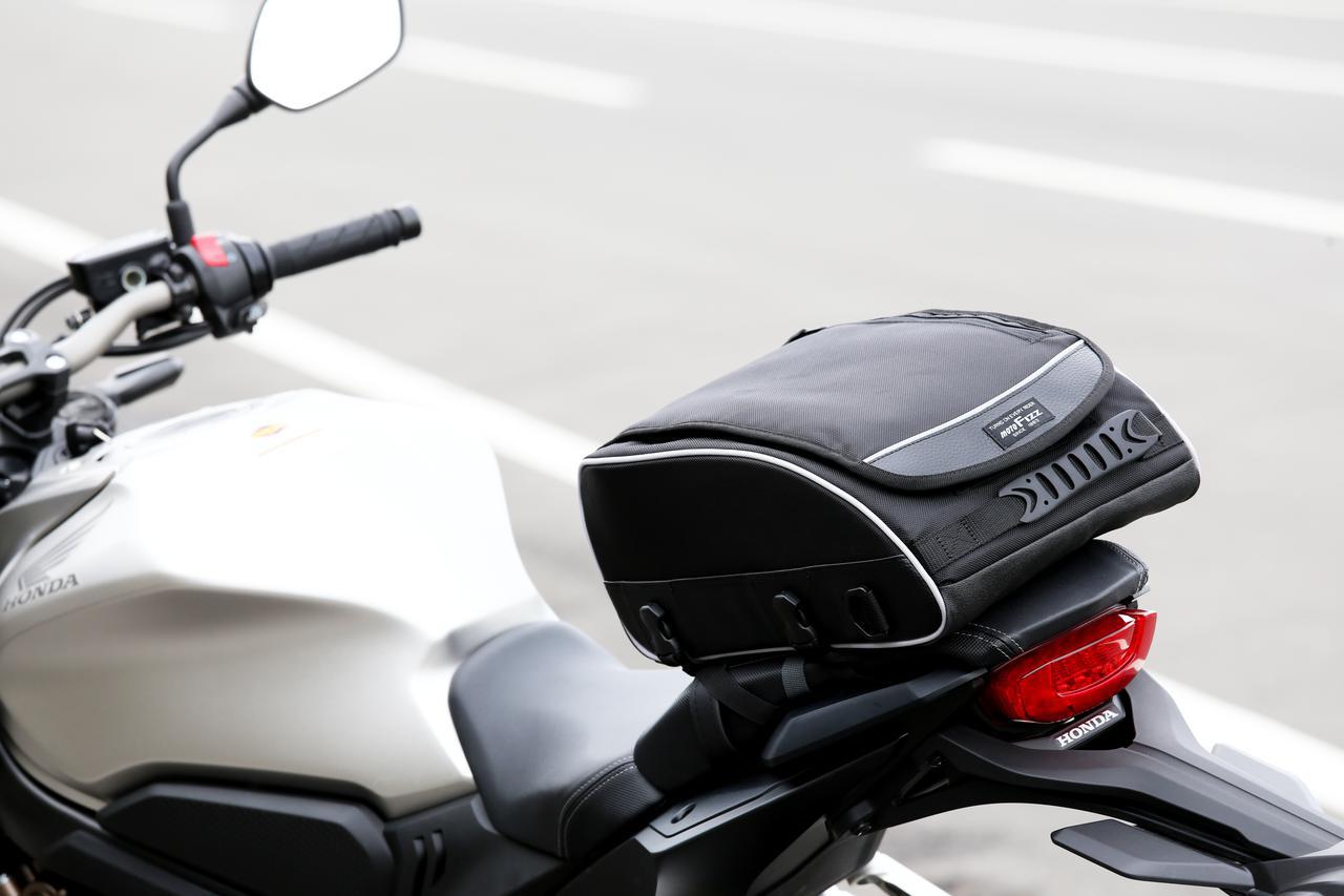 スポーツタイプのバイクに荷物を積む方法 ビギナーライダー向け 安全第一の積載テクニックとシートバッグの選び方 Webオートバイ の写真 8ページ目 自動車情報サイト 新車 中古車 Carview