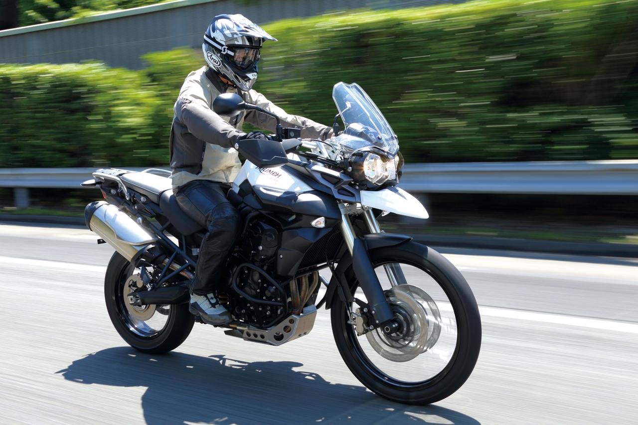 スリムなボディと力強い3気筒ユニットで唯一無二の個性を楽しめる Triumph Tiger 800xc Bmw F800 Gs Adventure 14年 Webオートバイ 自動車情報サイト 新車 中古車 Carview