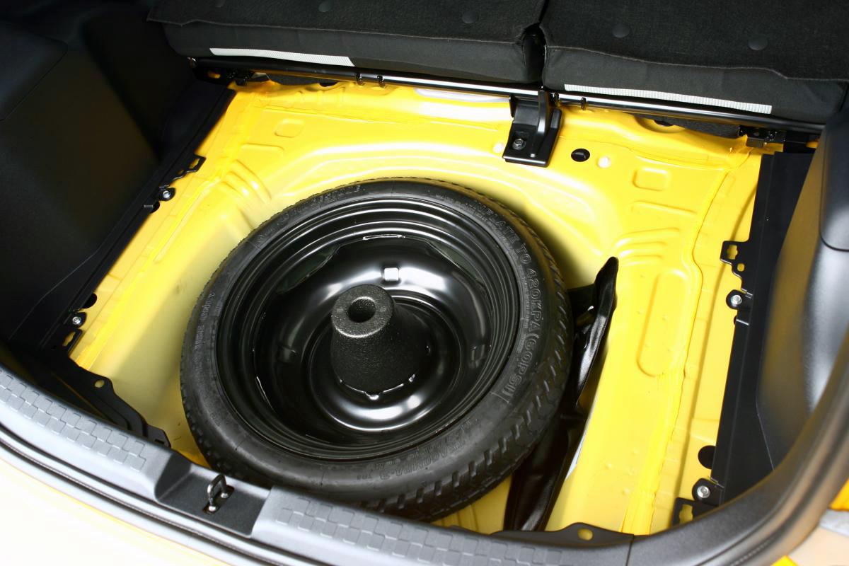 最近搭載車が増えるパンク修理キットでは対応できないケースも テンパータイヤのメリットとは Web Cartop 自動車情報サイト 新車 中古車 Carview