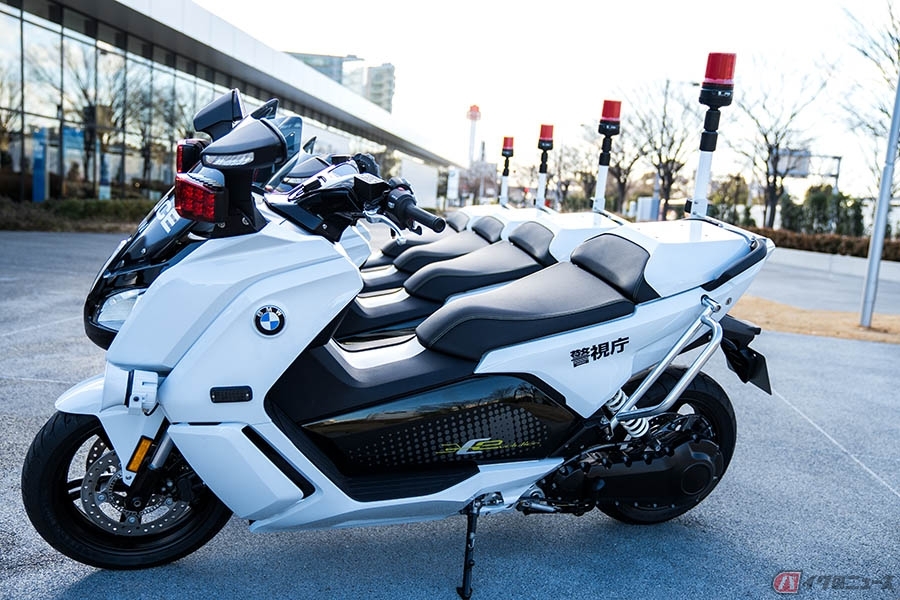 逃げられない速さ なぜ電動白バイ導入 警視庁が白バイにbmw製evバイクを選んだ理由とは バイクのニュース 自動車情報サイト 新車 中古車 Carview