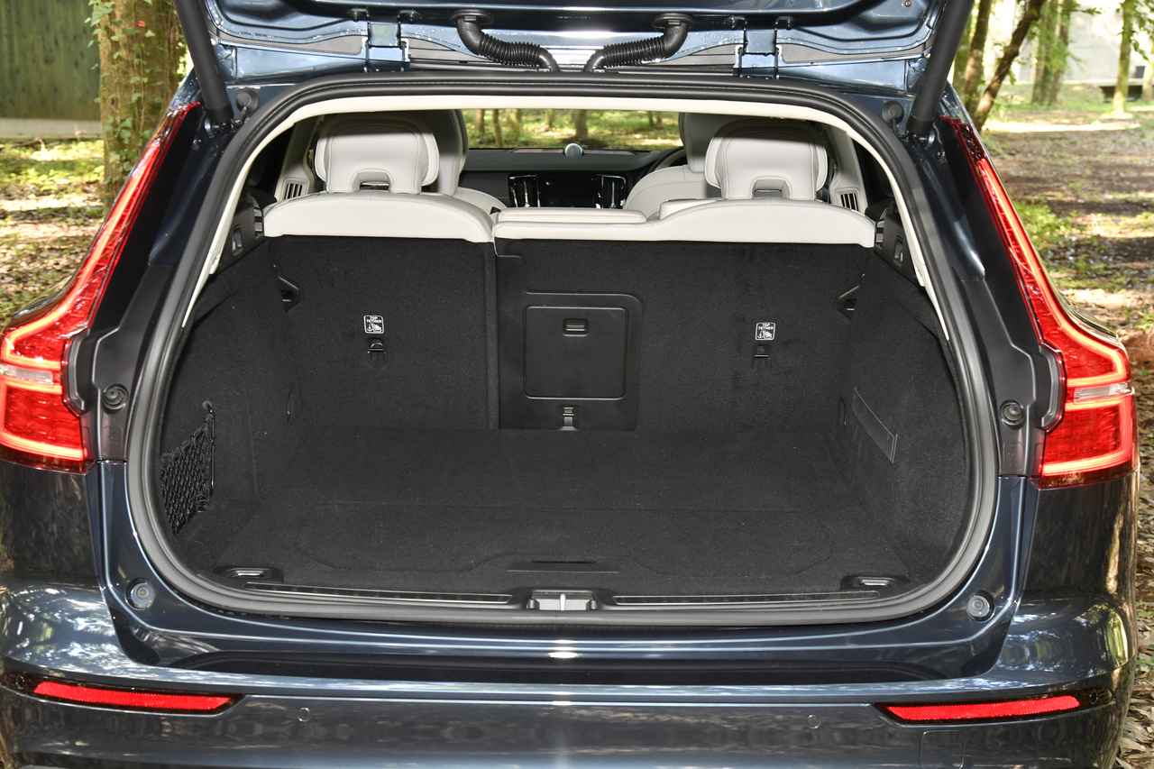 竹岡圭 試乗 ワゴンを知り尽くしたボルボの人気車 V60 の実力は Webモーターマガジン の写真 5ページ目 自動車情報サイト 新車 中古車 Carview