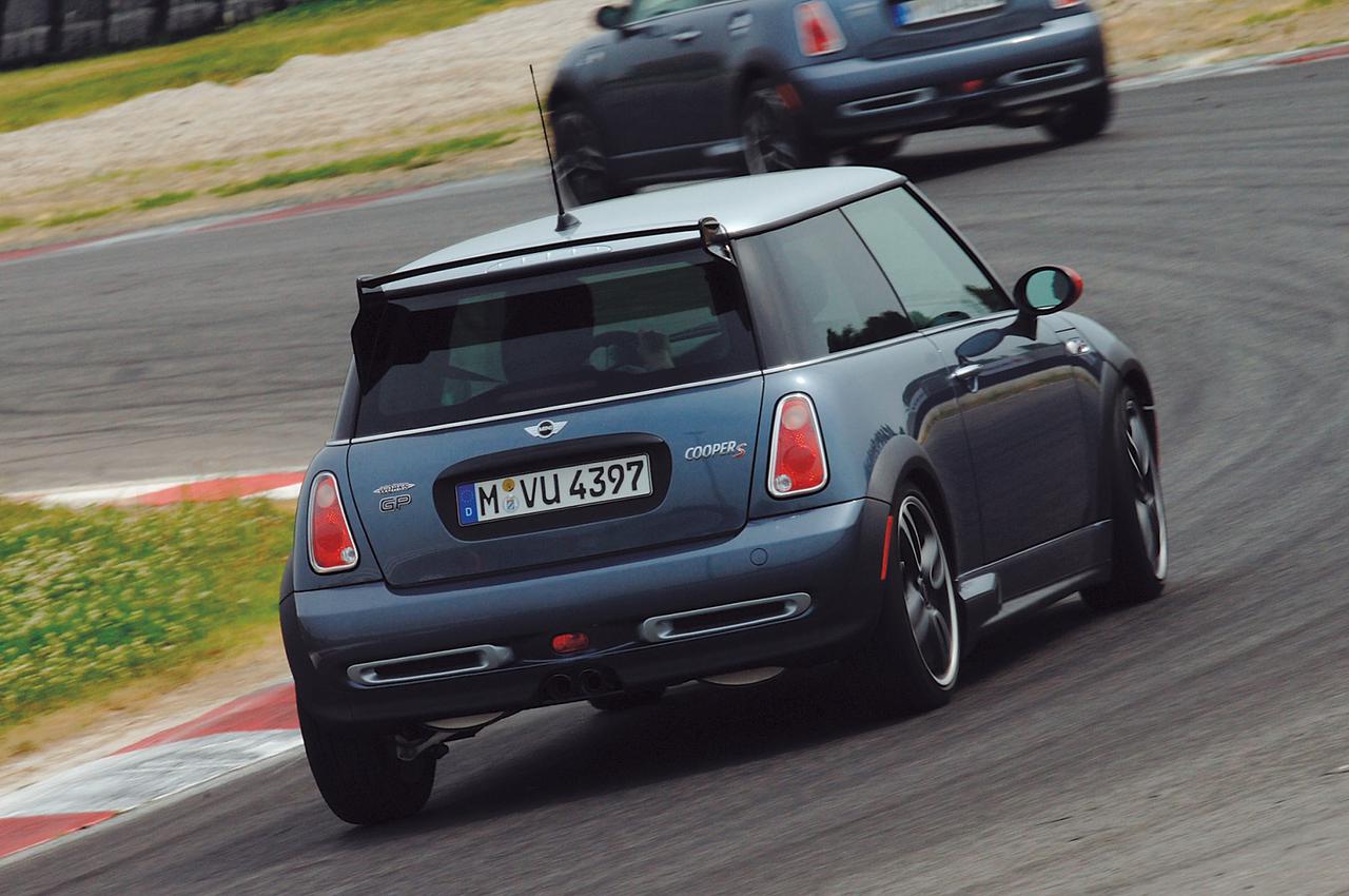ヒットの法則218 Miniクーパーs ウイズ ジョンクーパーワークスgpキットは驚くほど過激なモデルだった Webモーターマガジン の写真 2ページ目 自動車情報サイト 新車 中古車 Carview