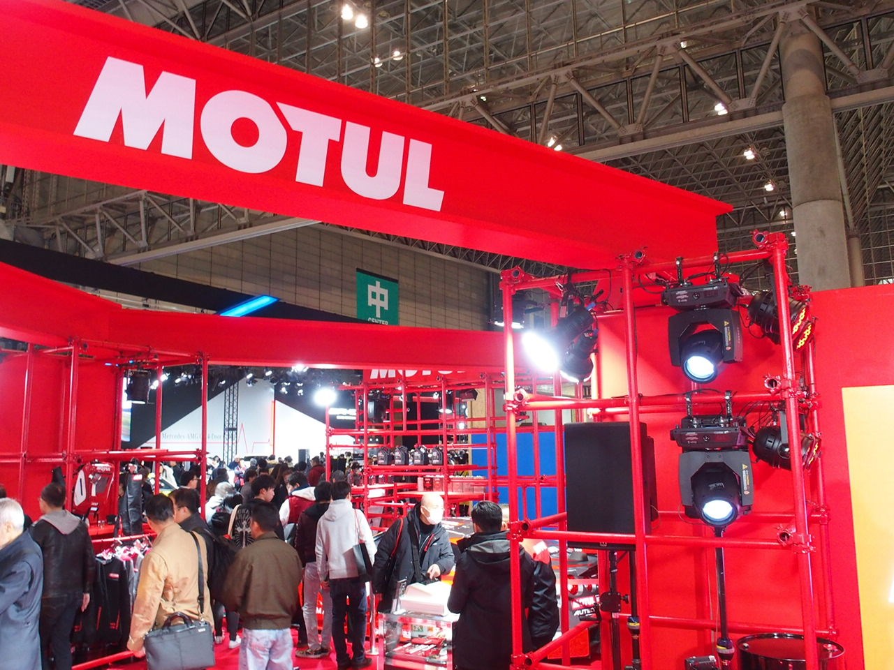 【東京オートサロン2019】鮮烈なおしゃれブース、フランスの潤滑油メーカーMOTULのブースは幕張のパリだ！