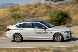BMW　トヨタとの協業FCEV　「5シリーズ GT 燃料電池プロトタイプ」を日本初公開