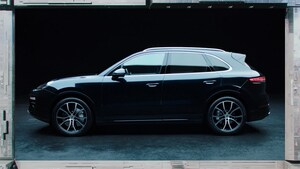 ポルシェ新型カイエンを映画館で試乗!?　0-100km/h加速3.9秒の実力を体感