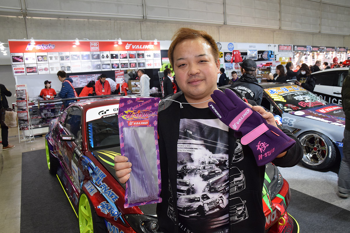 世界一ドリ車を突貫修理してきた であろう 男の公認タイラップ ヴァリノタイヤが中村直樹 あ ぼ ムーン新作グッズを多数発表 東京オートサロン Web Option 自動車情報サイト 新車 中古車 Carview