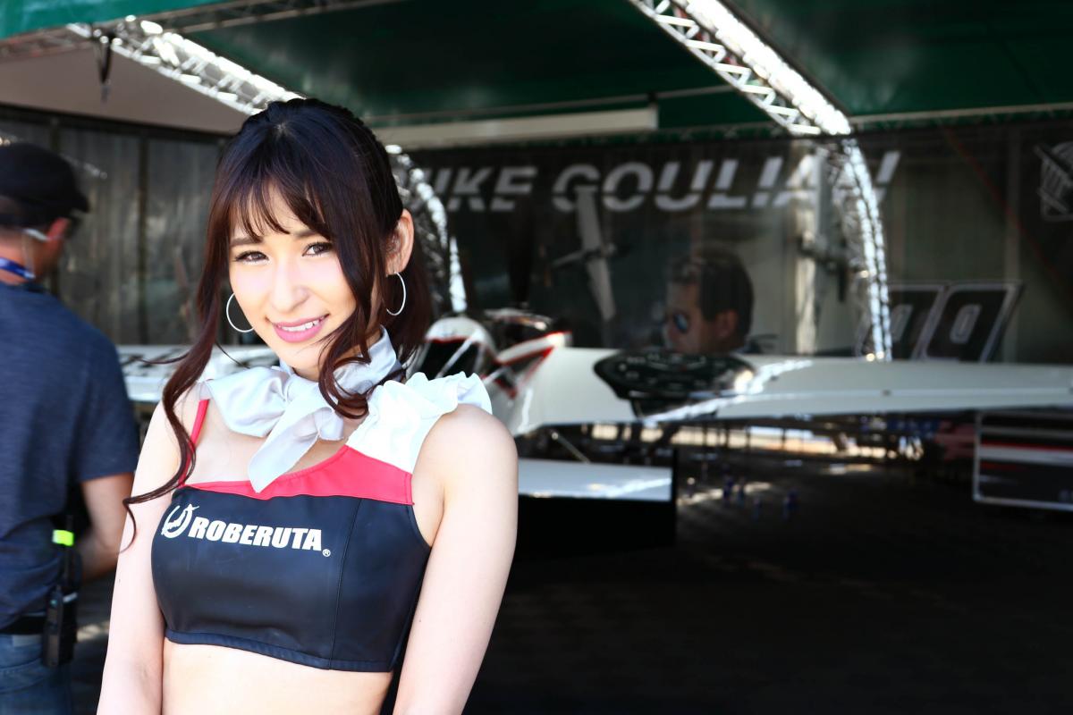 飛行機と美女の共演 レッドブルエアレースのレースクイーン画像91点 Web Cartop の写真 7ページ目 自動車情報サイト 新車 中古車 Carview