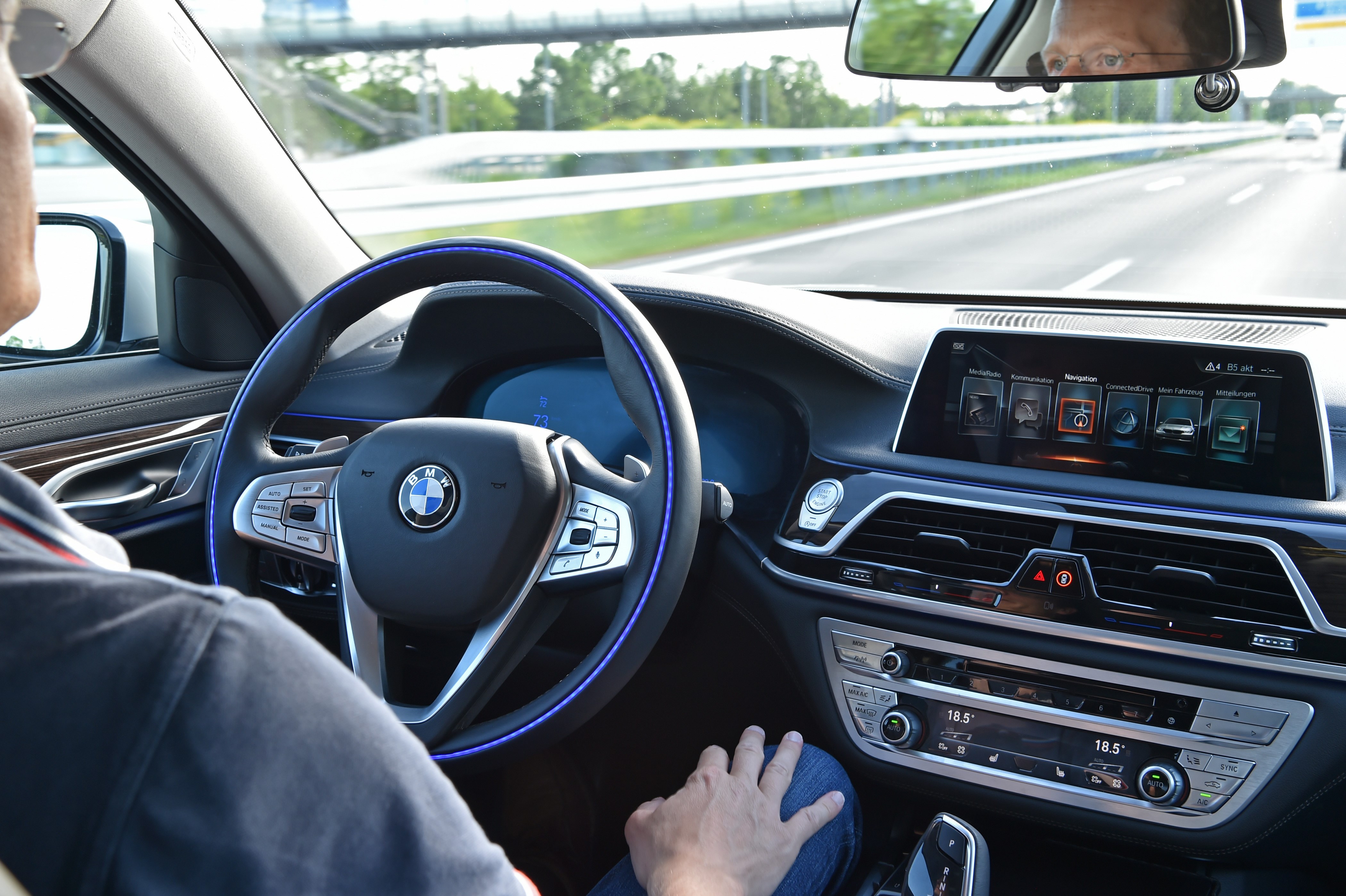 BMW、渋滞時にハンドルから手を離せる自動運転車を今夏以降に導入