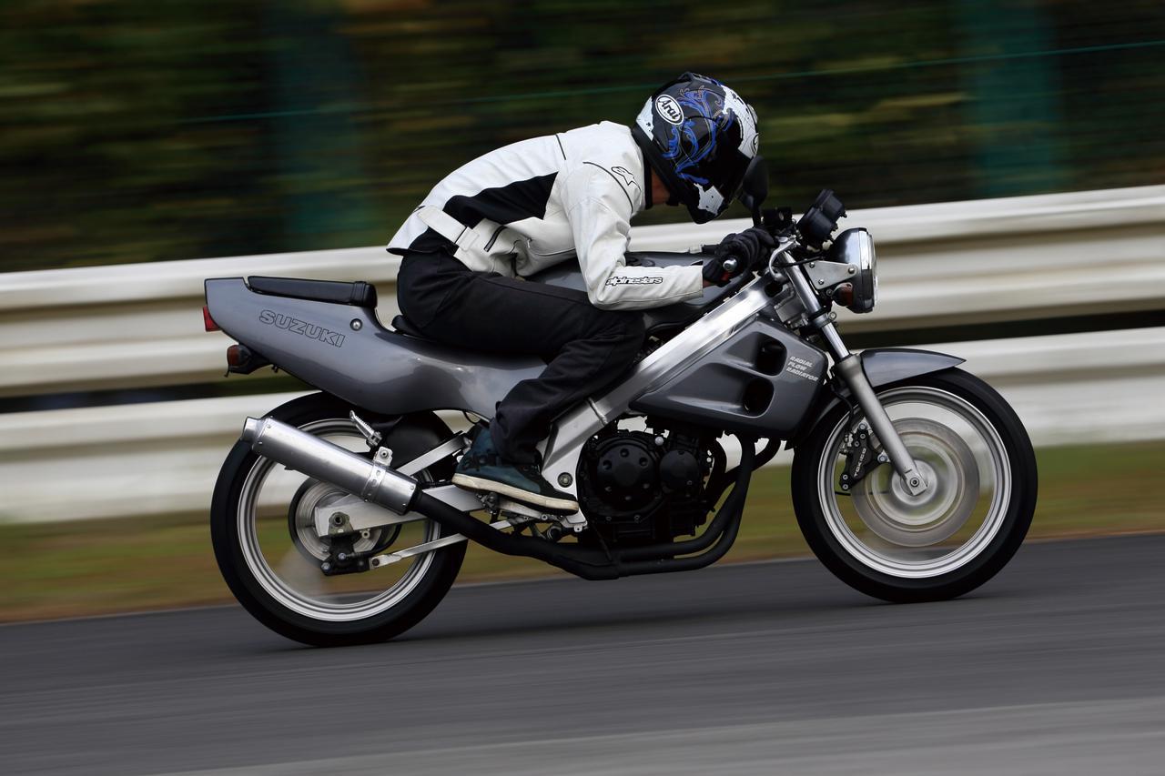 スズキ Cobra 250cc 4気筒バイクを振り返る 絶版名車解説 Webオートバイ 自動車情報サイト 新車 中古車 Carview