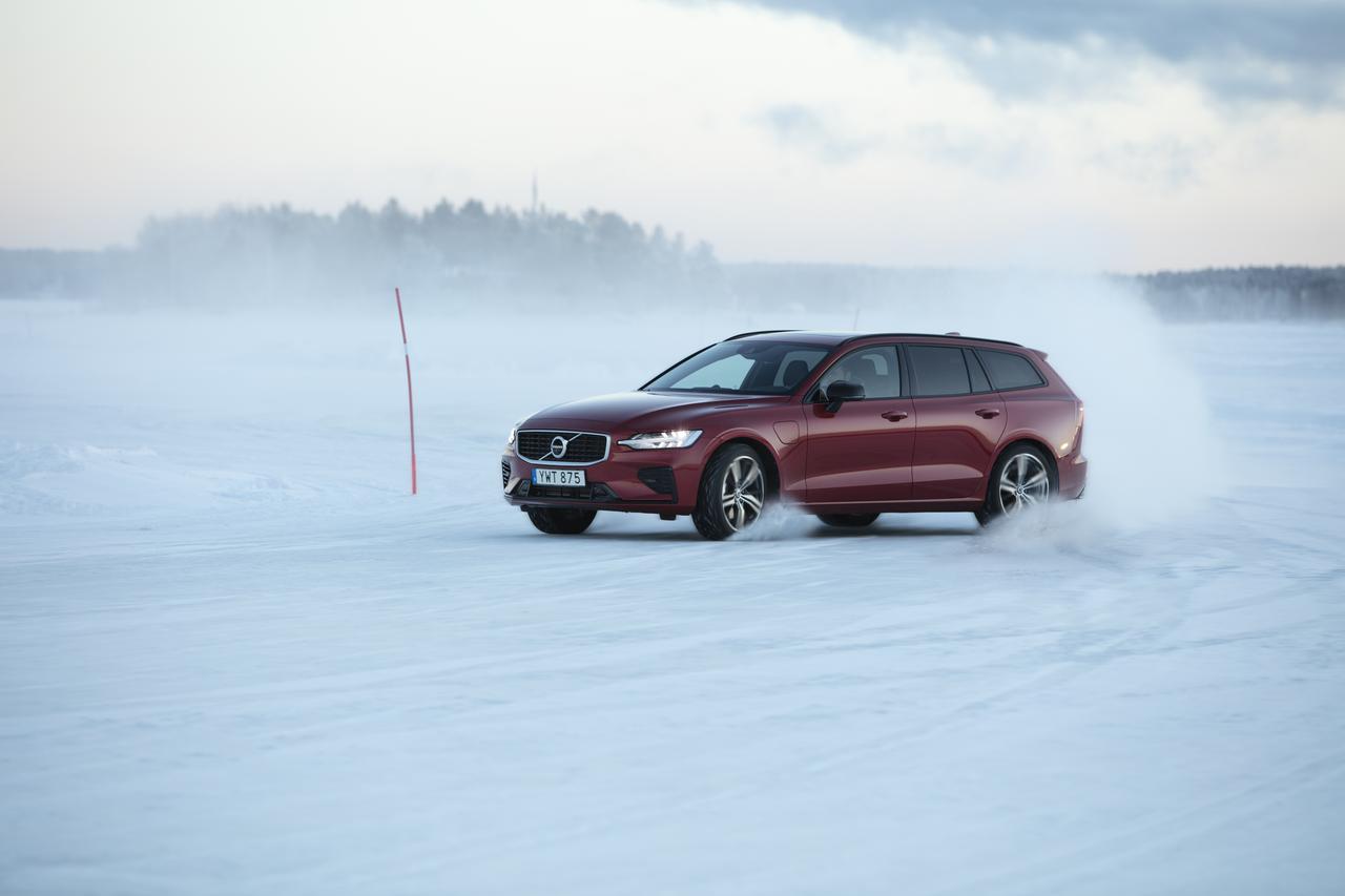 雪と氷の世界でボルボの本領発揮 スウェーデンのクルマは 当然 雪と氷に強いのか ウインター テストドライブ ルレオ 19 Webモーターマガジン 自動車情報サイト 新車 中古車 Carview