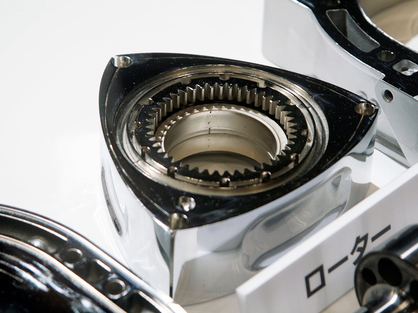マツダが技術説明会でロータリーエンジン復活を宣言、史上初の横置きREになる？