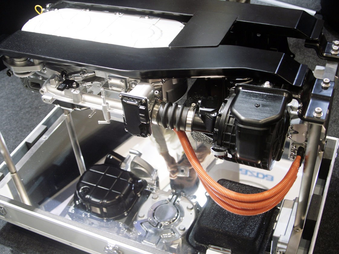 マツダが技術説明会でロータリーエンジン復活を宣言、史上初の横置きREになる？