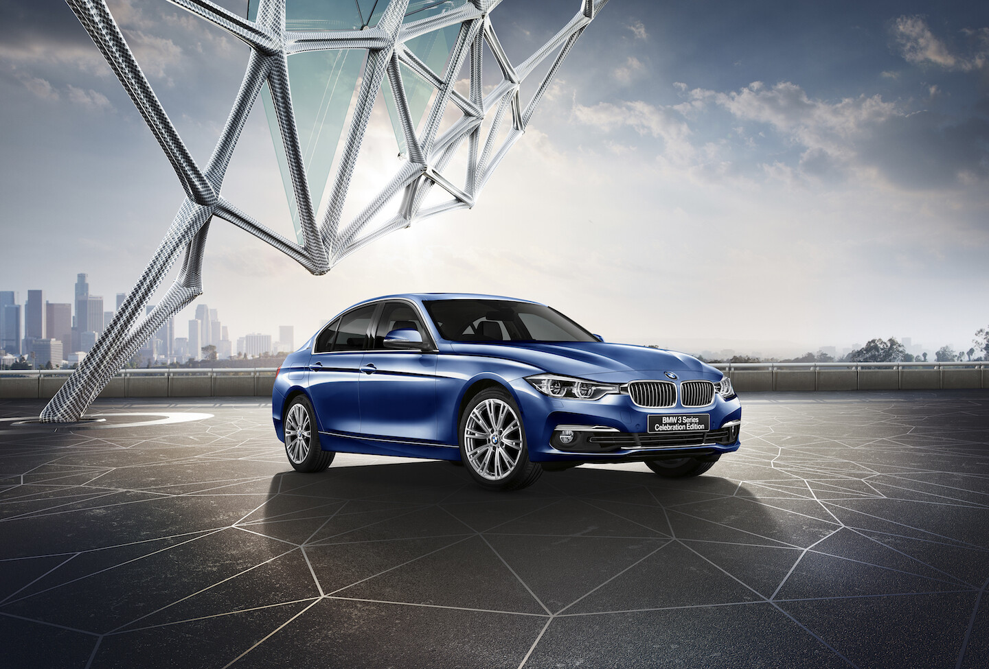BMW 特別な青と白が鮮やかな100台限定の330e