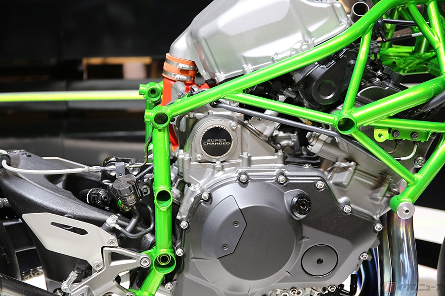 真っ赤に染まるエキパイが カワサキ Ninja H2 H2r 発表当時のティーザー動画を執拗に考察する バイクのニュース の写真 自動車情報サイト 新車 中古車 Carview